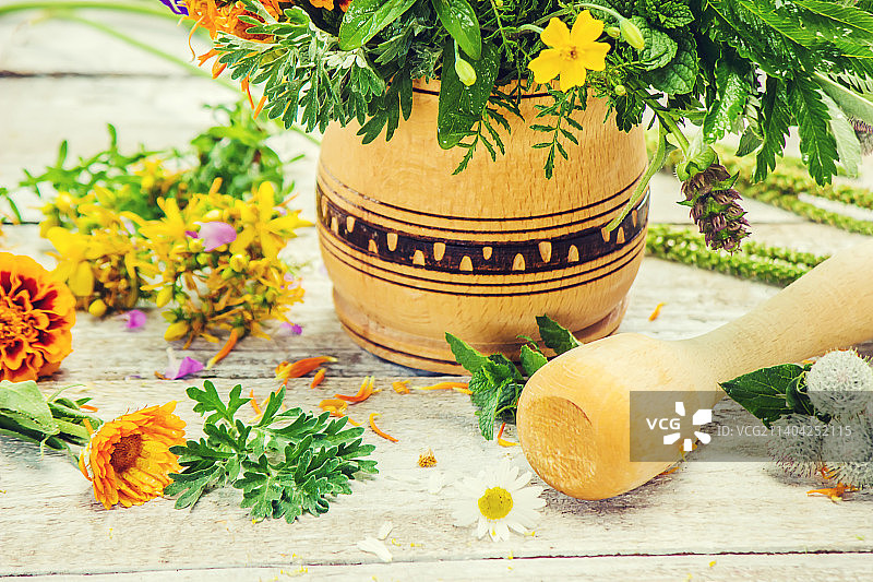 研钵里的草药：药用植物精选图片素材