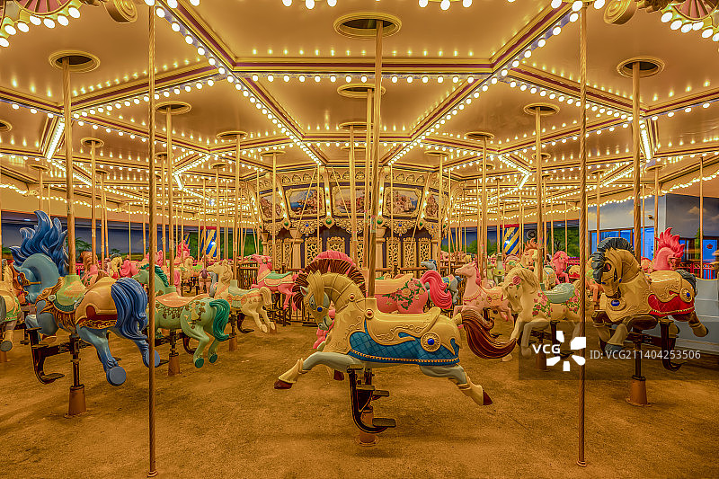 夜晚的旋转木马图片素材