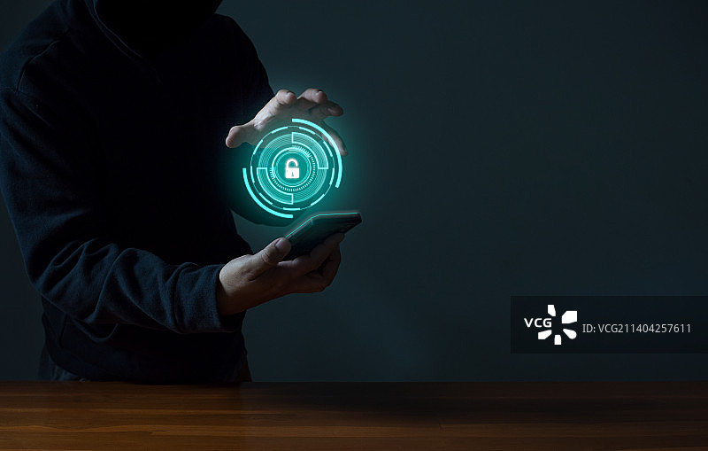 在泰国，男子在家中拿着手机的腰部特写图片素材