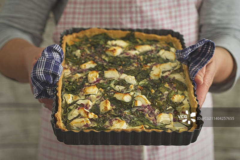 女子手持披萨，德国图片素材