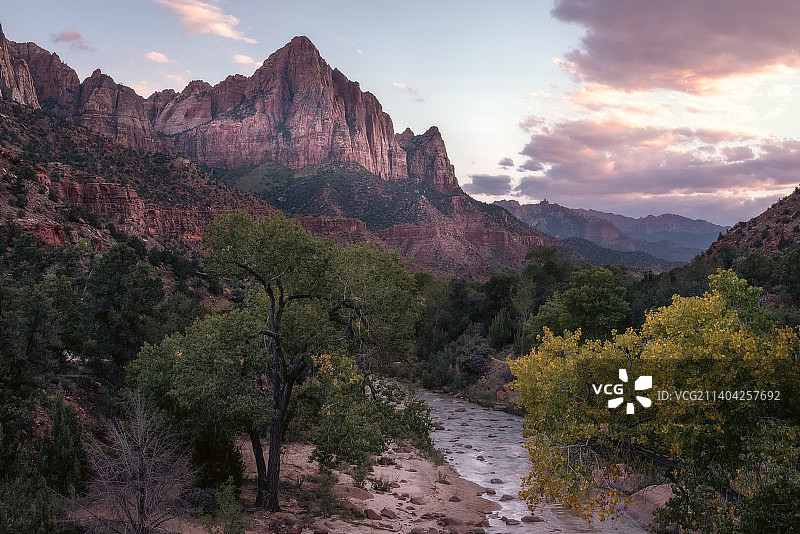 美国犹他州锡安国家公园日落时分山脉的景色图片素材