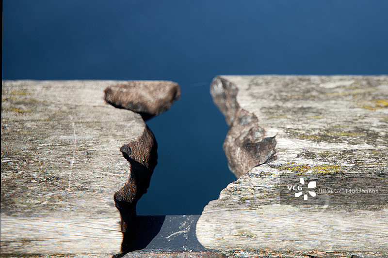 大海背景下的岩层特写，法国勒克鲁瓦西克图片素材