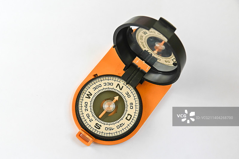 白色背景下的导航罗盘特写图片素材