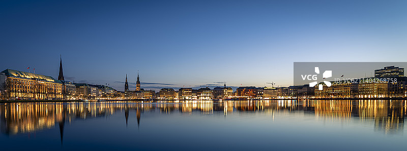 德国汉堡夜景：灯火辉煌的建筑图片素材