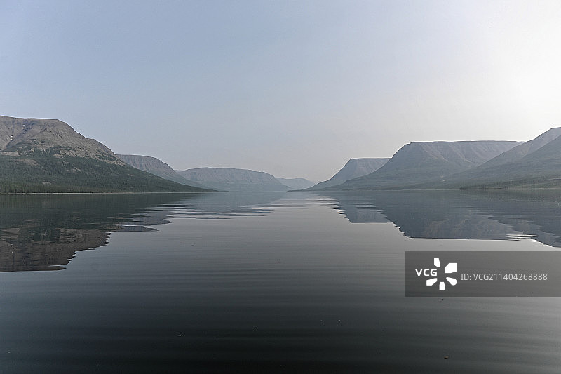 俄罗斯普托拉纳高原的湖面薄雾图片素材