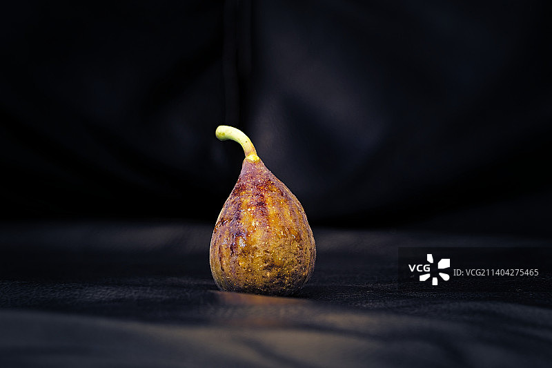 桌上的无花果特写图片素材