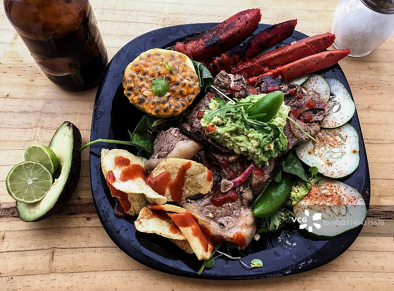 木板上搭配烧烤干式熟成牛柳和香草的马铃薯沙拉，墨西哥图片素材
