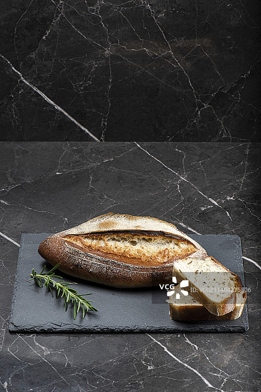 高角度的面包在桌子上图片素材