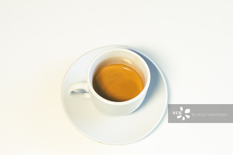 白色背景上的咖啡杯高角度视图，阿根廷米西奥内斯省波萨达斯图片素材