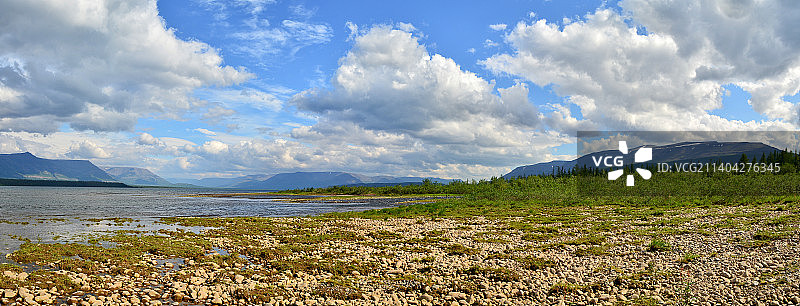 普托拉纳高原湖泊全景，俄罗斯图片素材
