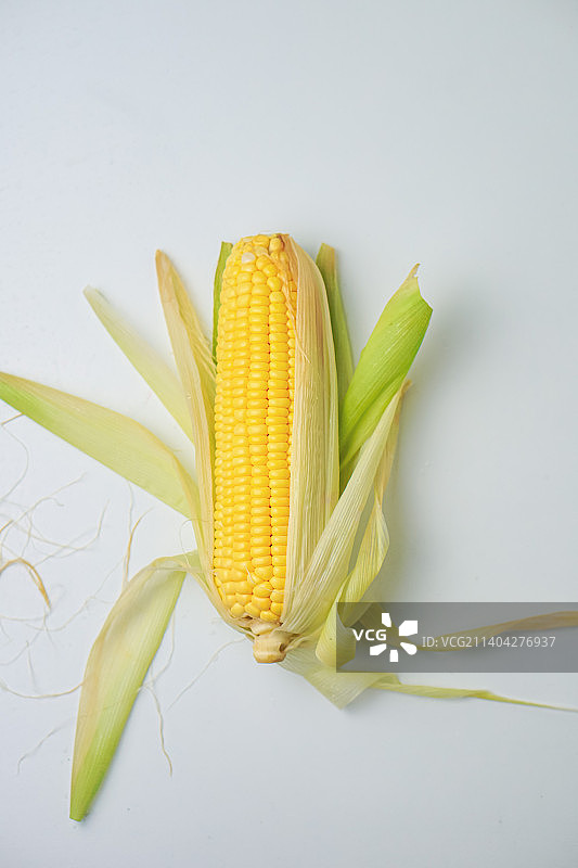 白色背景上的玉米特写，马来西亚雪兰莪州八打灵再也图片素材