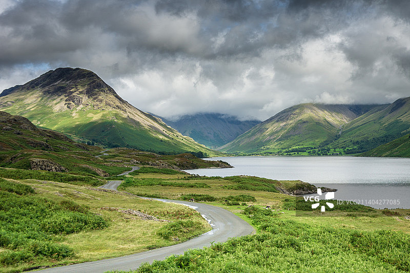 英国西斯凯尔沃斯特湖山间公路风景图片素材