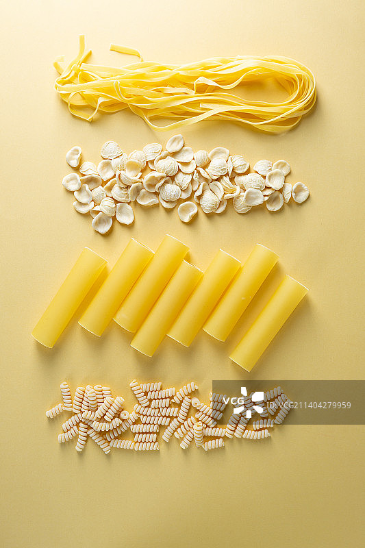 黄色背景上的黄色干燥意大利面图片素材