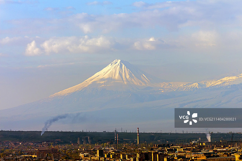 从小亚拉腊山一侧看古老的埃里温图片素材