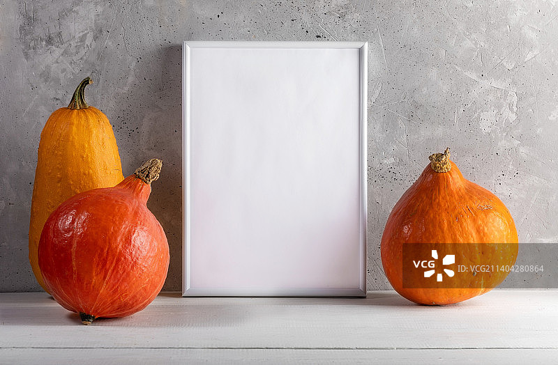 白色木桌上南瓜和空白相框组合（样机），俄罗斯图片素材
