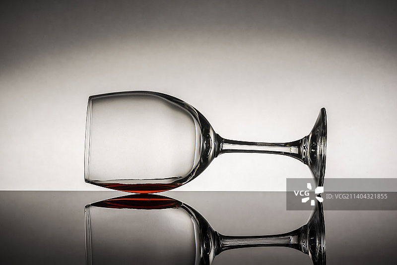 桌子上眼镜的特写，英国塔莱顿图片素材