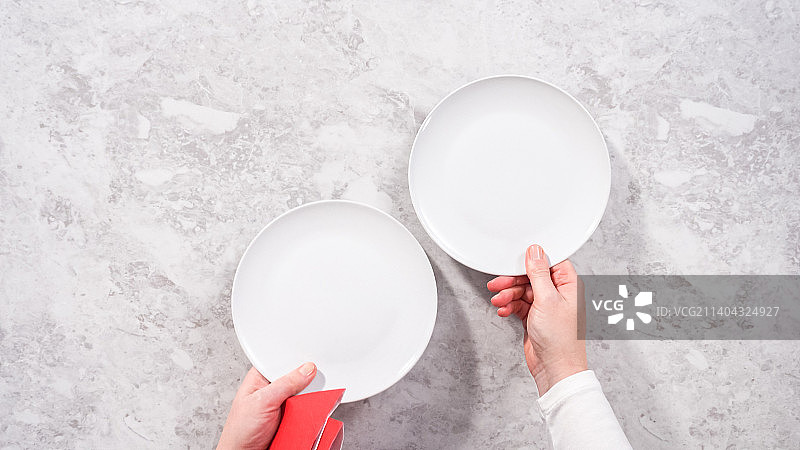 女人端着空盘子图片素材