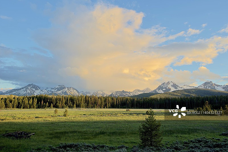锯齿山脉的田野风光，美国爱达荷州图片素材