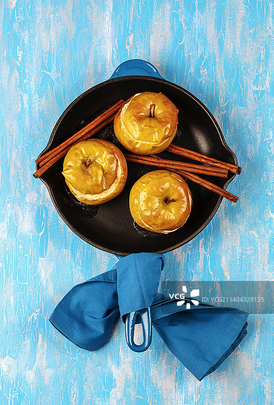 肉桂红糖烤苹果，秋冬甜点图片素材