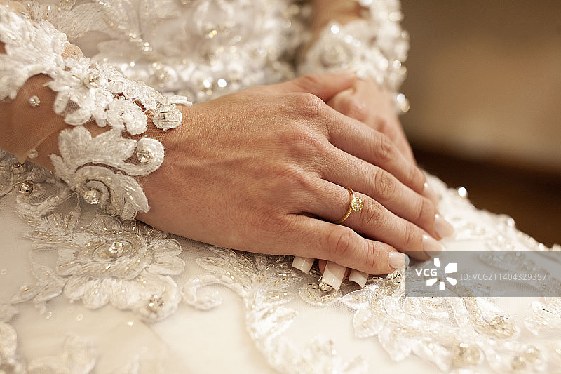 婚礼仪式上新娘的腰部特写图片素材