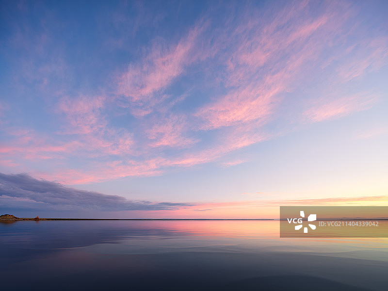 中国新疆维吾尔自治区阿勒泰地区福海县乌伦古湖天鹅湖水寨景区日出水平面倒影景观图片素材