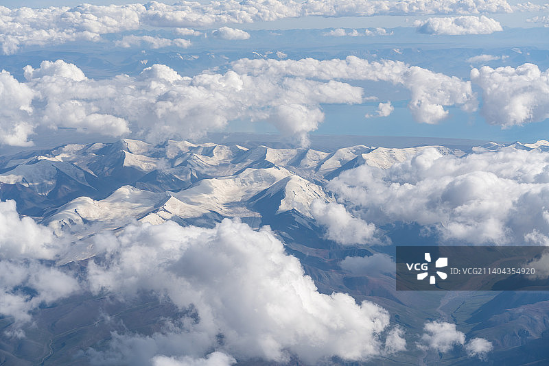 飞机窗航拍青海湖高空全景图视角 云雾雪山图片素材