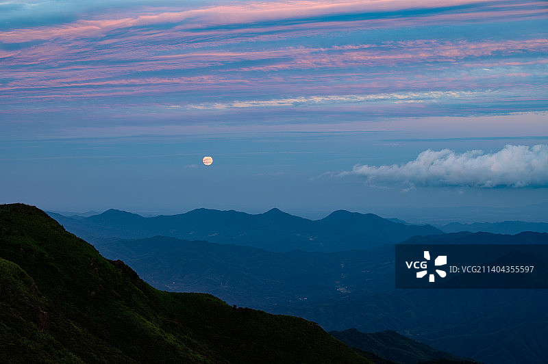大围山的月亮升起伴随晚霞图片素材