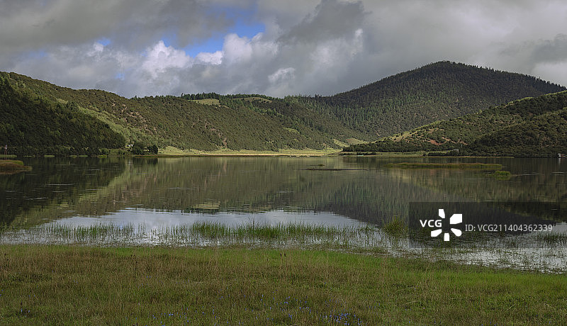 香格里拉普达措森林公园属都湖风光图片素材