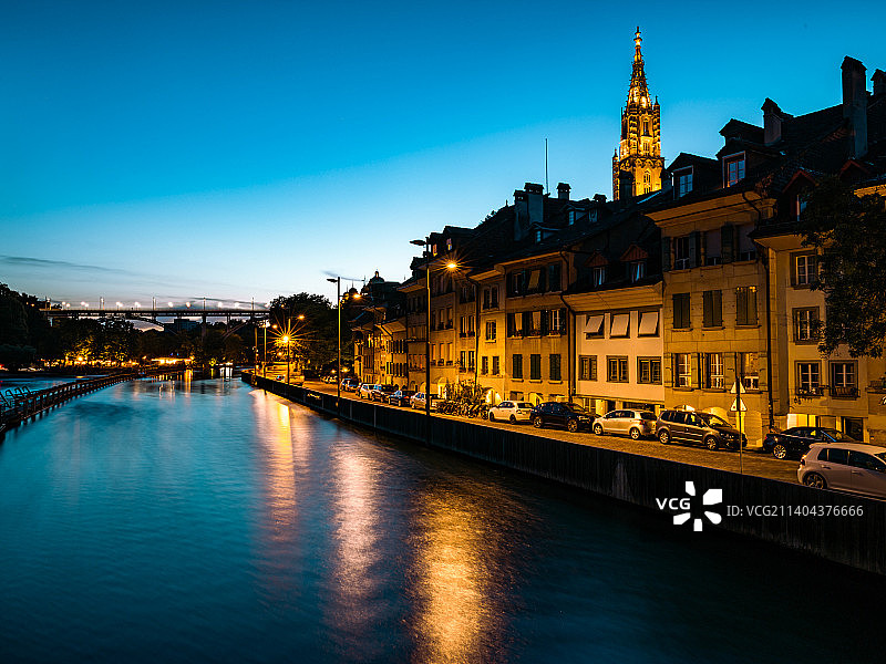 瑞士伯尔尼晴空下灯火通明的建筑图片素材