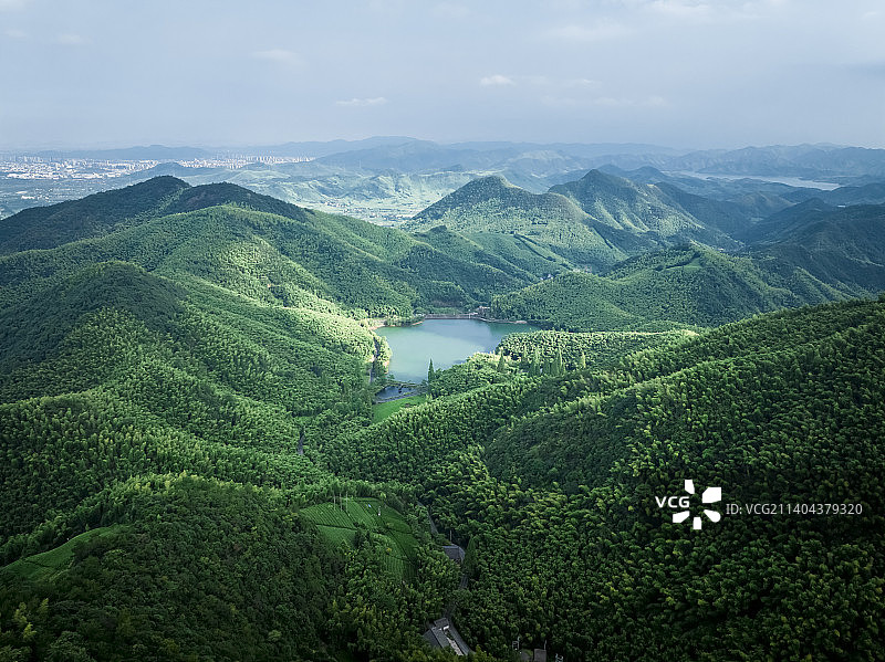 浙江湖州莫干山脉山谷中一湖蓝色青山环绕绿色植物图片素材