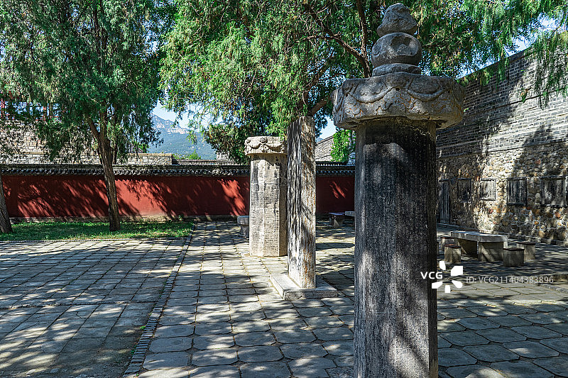 中国山东泰安著名景点泰山旅行旅游目的地风景区，泰山第一行宫岱庙，中式庭院里的石碑和柏树，户外白昼无人图片素材