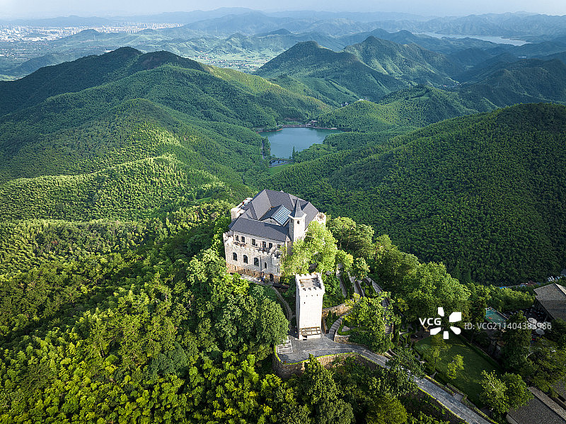浙江省湖州市莫干山裸心谷裸心堡城堡酒店全景航拍图片素材