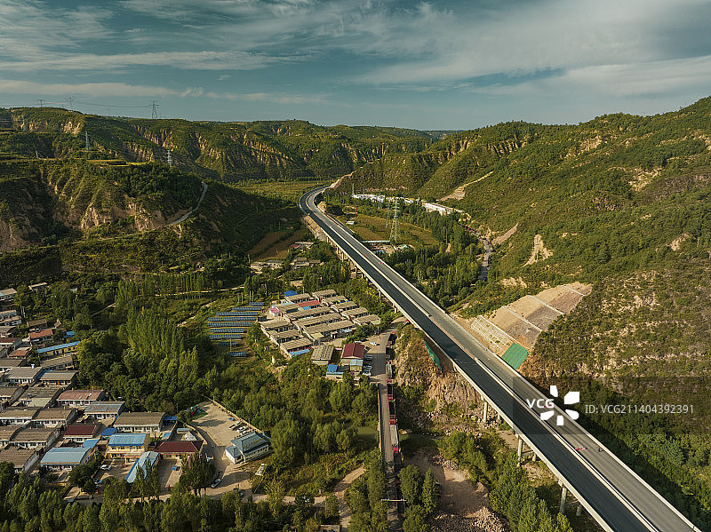 建设中的G59呼北高速公路山西吉县段图片素材