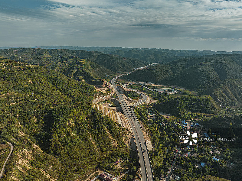 建设中的G59呼北高速公路山西吉县段图片素材