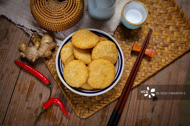 一盘鱼饼图片素材