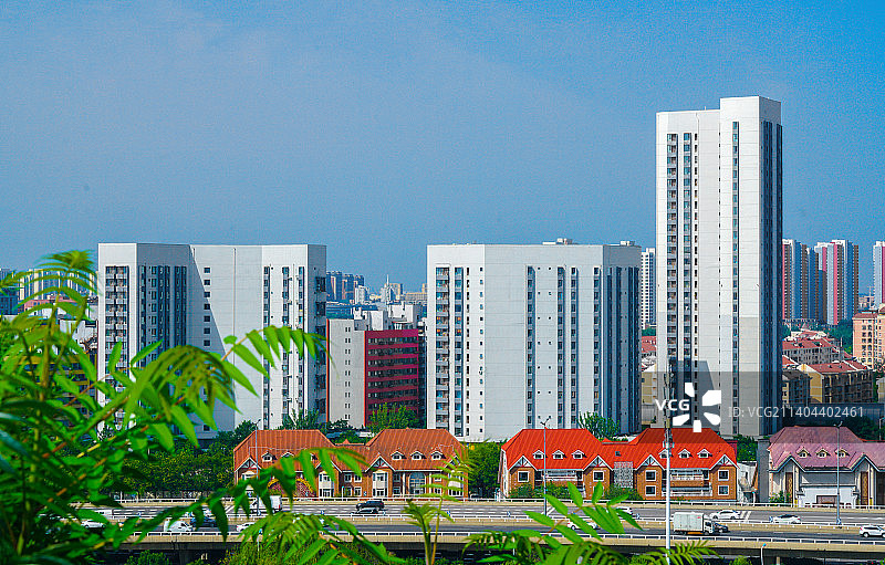 天津堆山公园用建筑垃圾堆起的人造山景-南翠屏公园在山顶一览无余都市风情图片素材