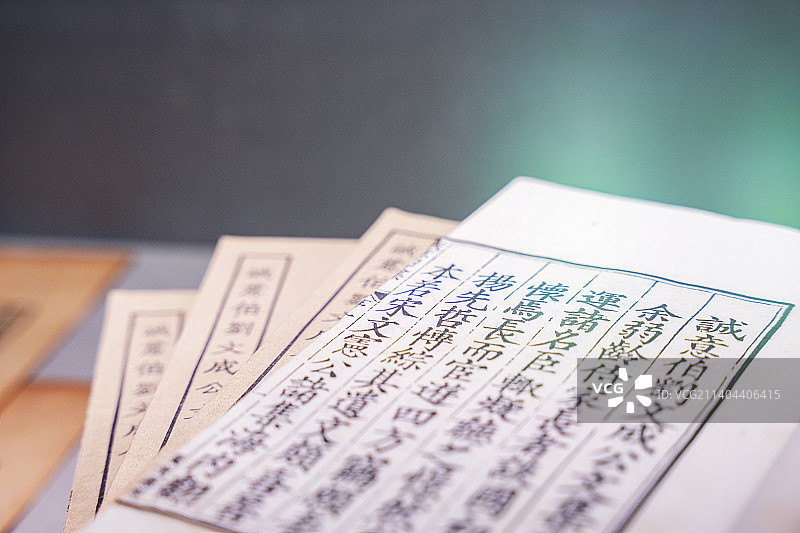 南京城墙博物馆堆叠的中国古代书籍图片素材