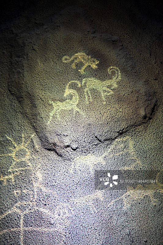 新疆巴里坤：古代草原文化的遗迹——八墙子岩画图片素材