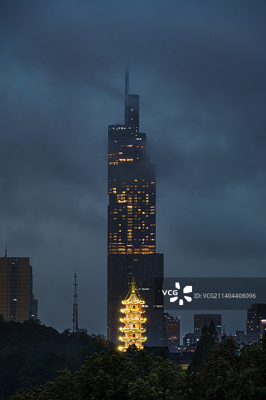 南京台城鸡鸣寺紫峰大厦夜景图片素材
