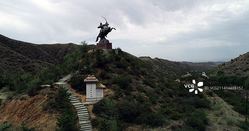 赵北长城遗址与赵武灵王弯弓像图片素材