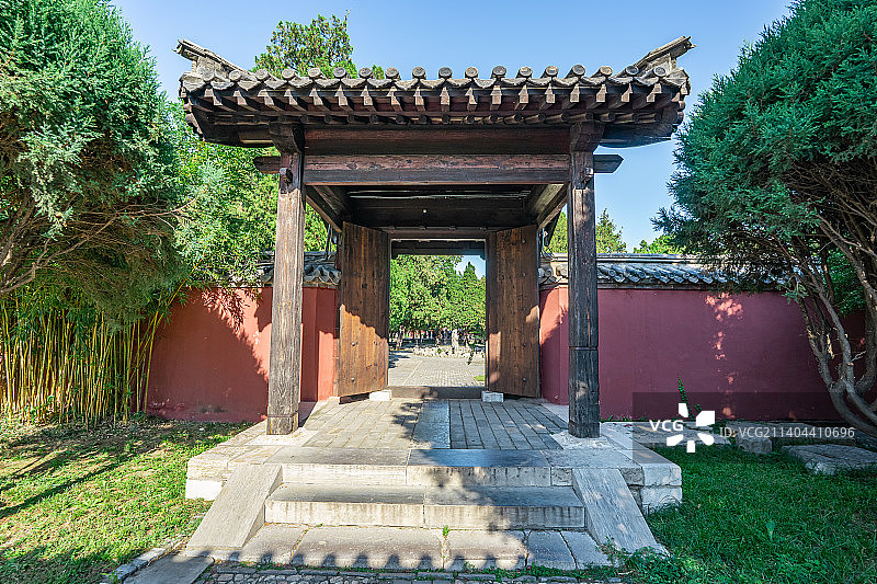 中国山东泰安著名景点泰山旅行旅游目的地风景区，泰山第一行宫岱庙，随墙门和红色的墙壁，户外白昼无人图像图片素材