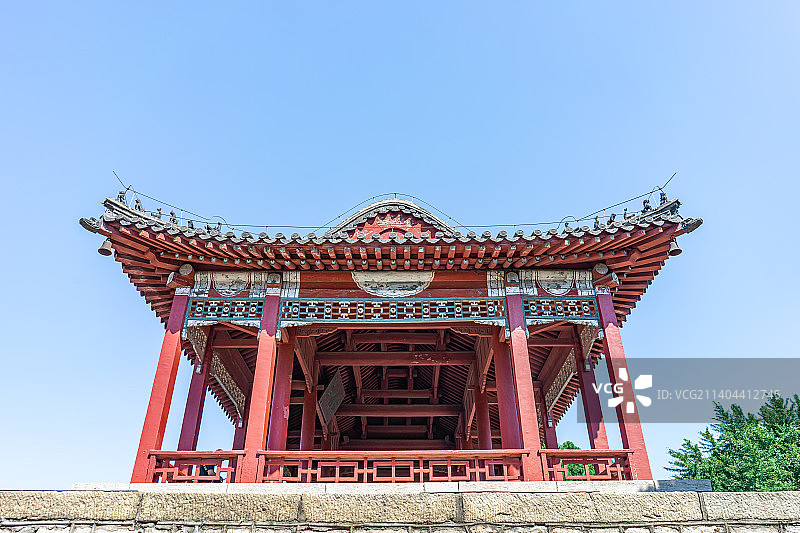 中国山东泰安著名景点泰山旅行旅游目的地，泰山第一行宫岱庙，低视角仰拍古老的亭子，户外白昼无人图像摄影图片素材