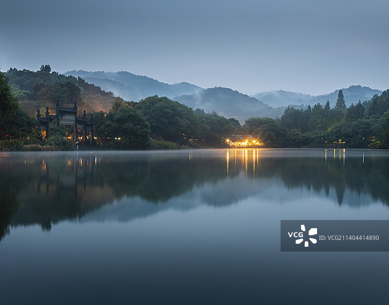 雨雾中的西湖傍晚图片素材