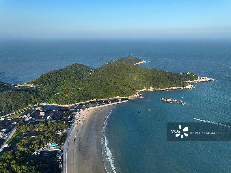 广东省汕头市南澳县青澳湾北回归线广场自然之门航拍图片素材