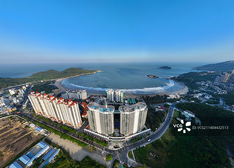 广东省汕头市南澳县青澳湾北回归线广场自然之门航拍图片素材