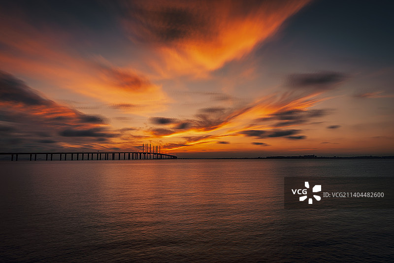 日月云霞，齐耀胶州湾图片素材