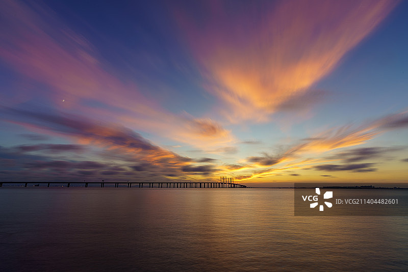 日月云霞，齐耀胶州湾图片素材