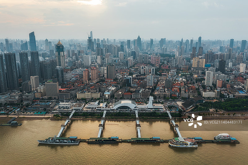 湖北省武汉市武汉科技馆（武汉港）城市风光与都市天际线夏季黄昏时分户外风光航拍视角图片素材