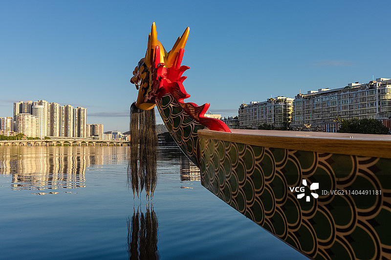 广东饶平县停在河面上的龙舟图片素材