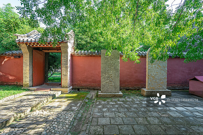 中国山东泰安著名景点泰山旅行旅游目的，泰山第一行宫岱庙，皇家园林里的石碑，户外白昼无人图像摄影图片素材